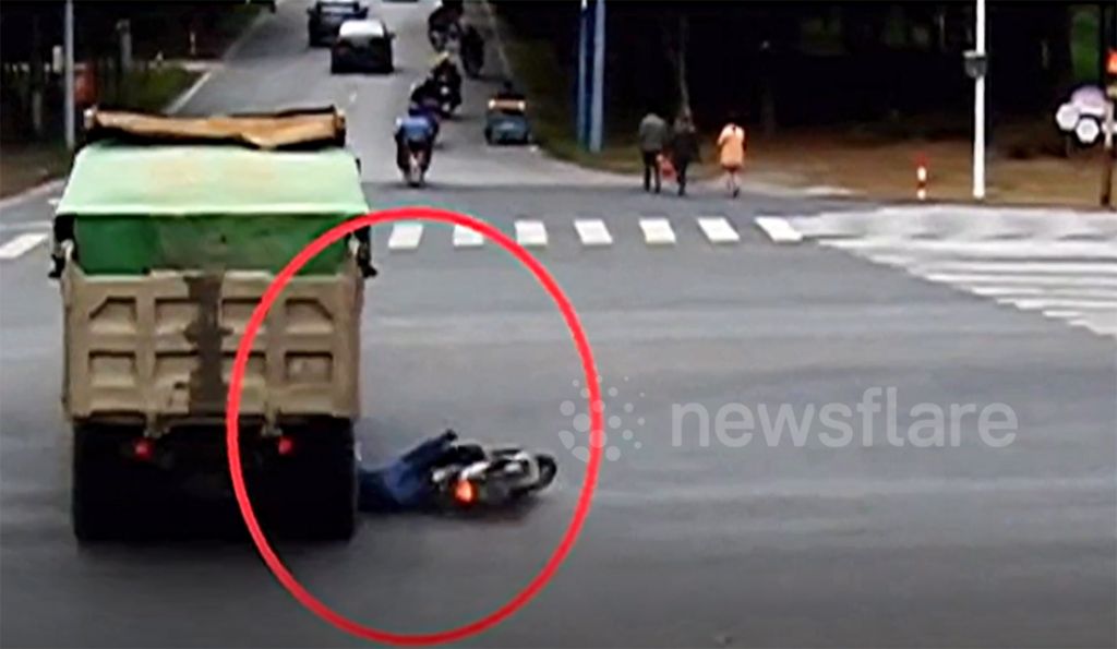 Khoảnh khắc người lái xe máy bị xe tải cán qua đầu