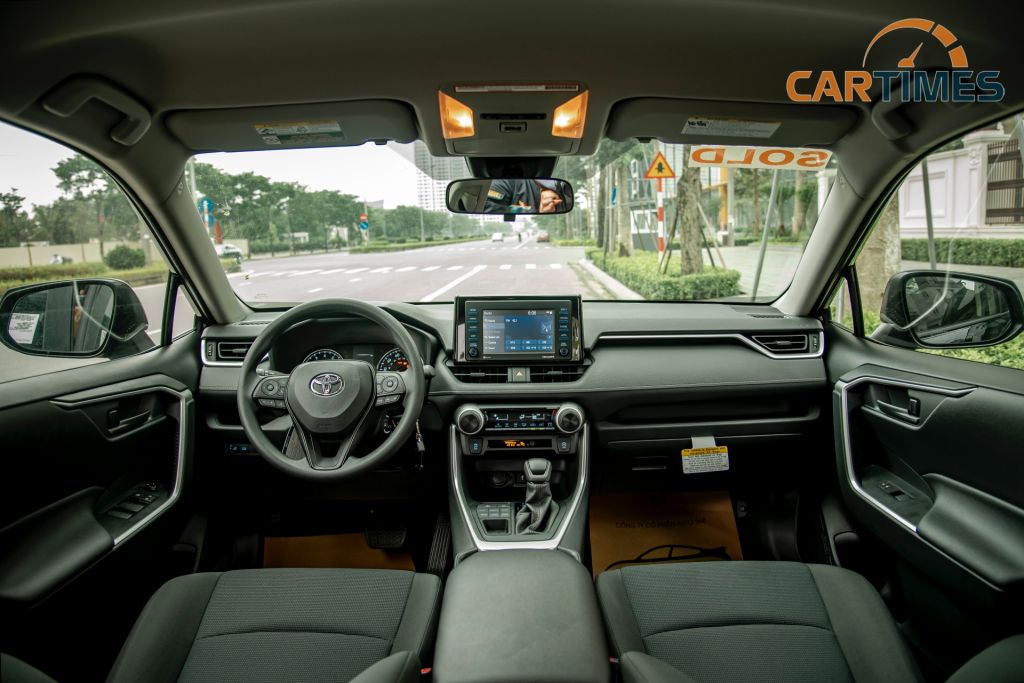 Hàng ghế trước của xe Toyota RAV4 LE 2020