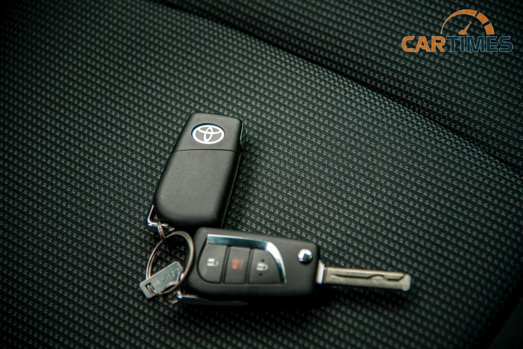 Chìa khoá xe Toyota RAV4 LE 2020