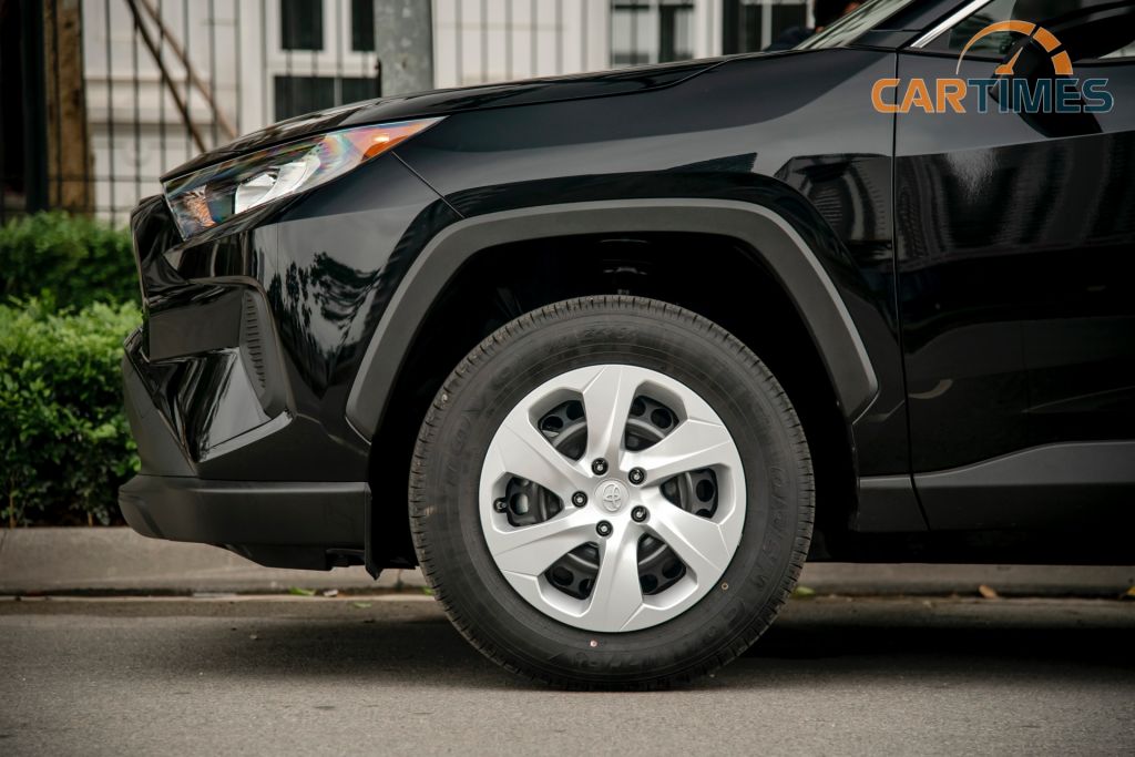 La zăng của xe Toyota RAV4 LE 2020
