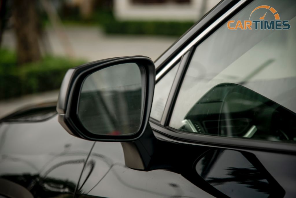 Gương chiếu hậu của xe Toyota RAV4 LE 2020