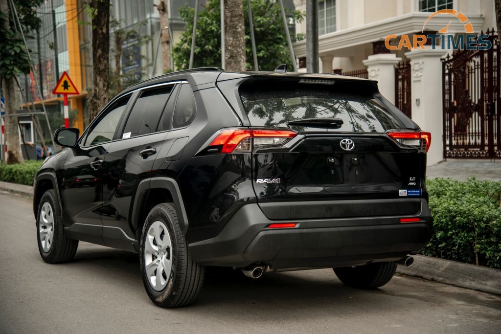 Đuôi xe Toyota RAV4 LE 2020