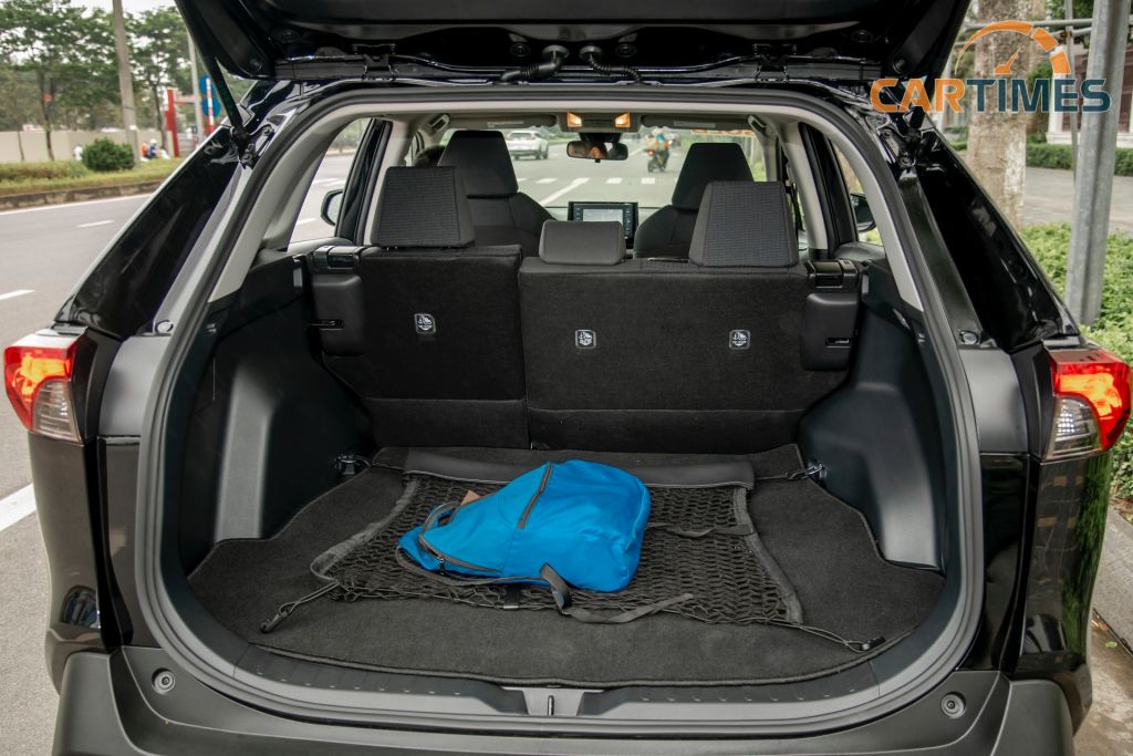 Cốp xe Toyota RAV4 LE 2020