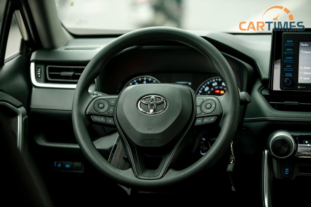 Vô lăng xe Toyota RAV4 LE 2020