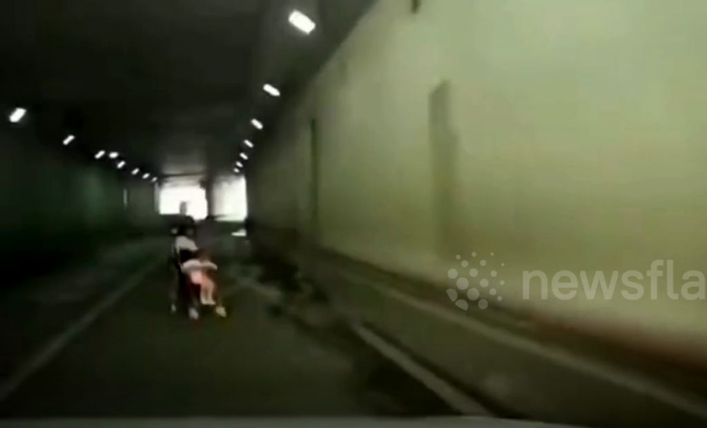 Người phụ nữ đẩy xe nôi bất ngờ xuất hiện giữa đường hầm
