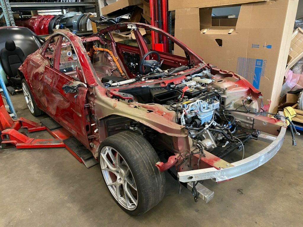 Dù bẹp dúm dó, Tesla Model 3 Performance vẫn được trả giá hơn 350 triệu đồng