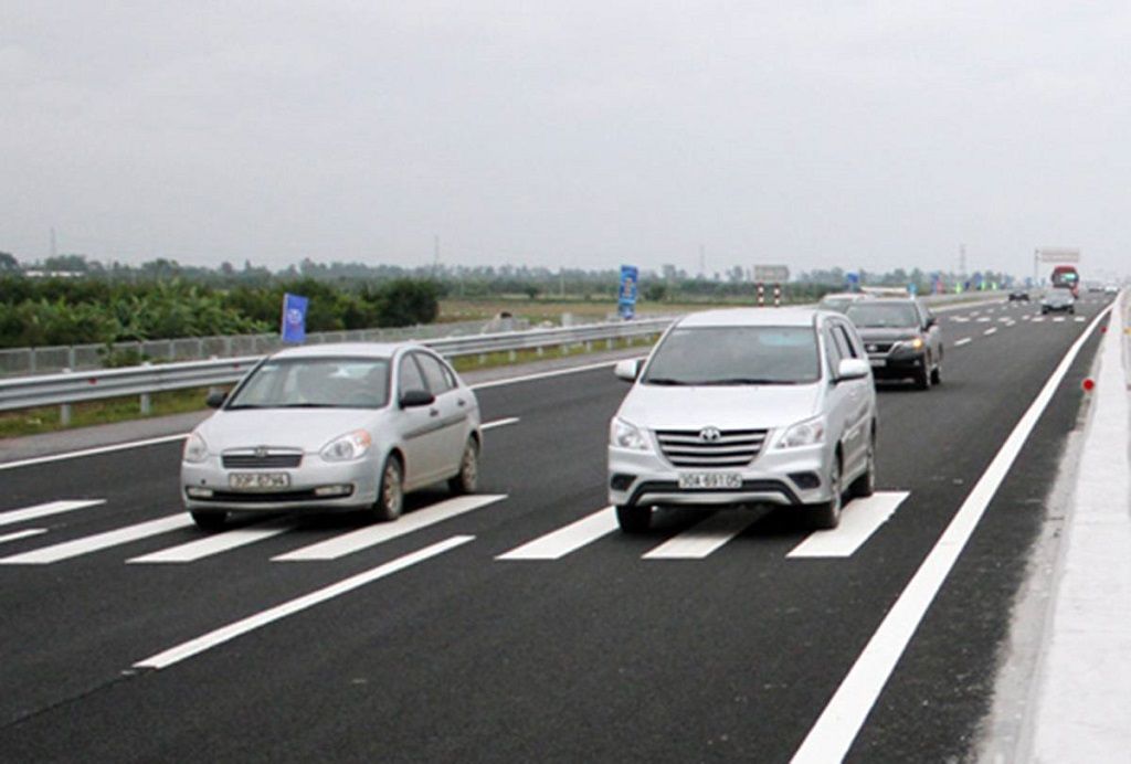 giữ khoảng cách với xe khác