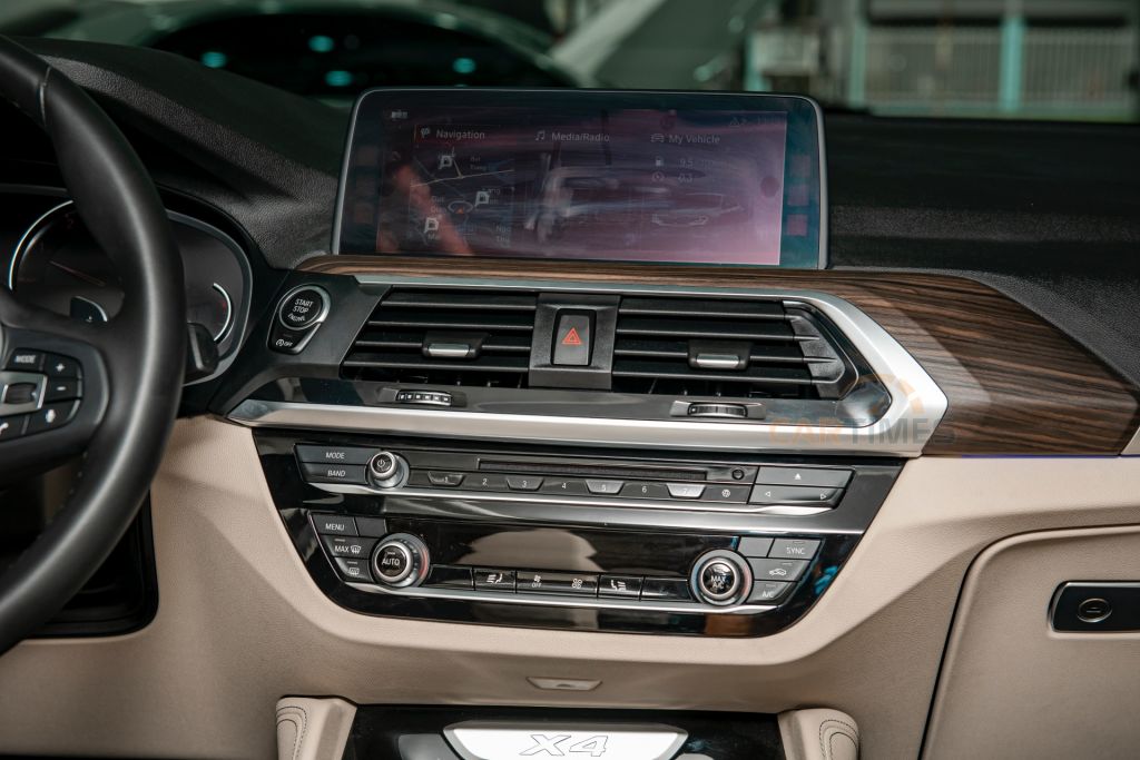 Khu vực điều khiển trung tâm của xe BMW X4 XDrive20i