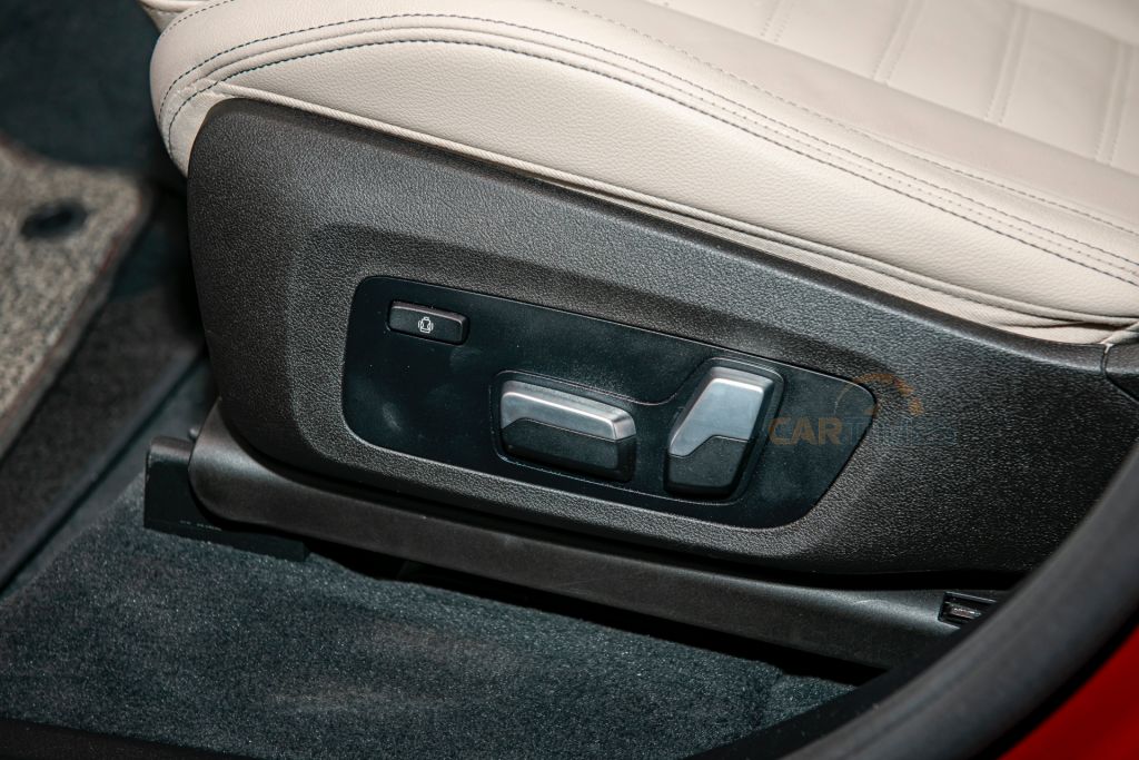 Ghế lái của xe BMW X4 XDrive20i chỉnh điện