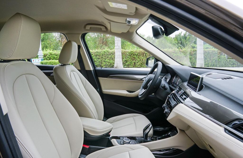 Hàng ghế trước xe BMW X1