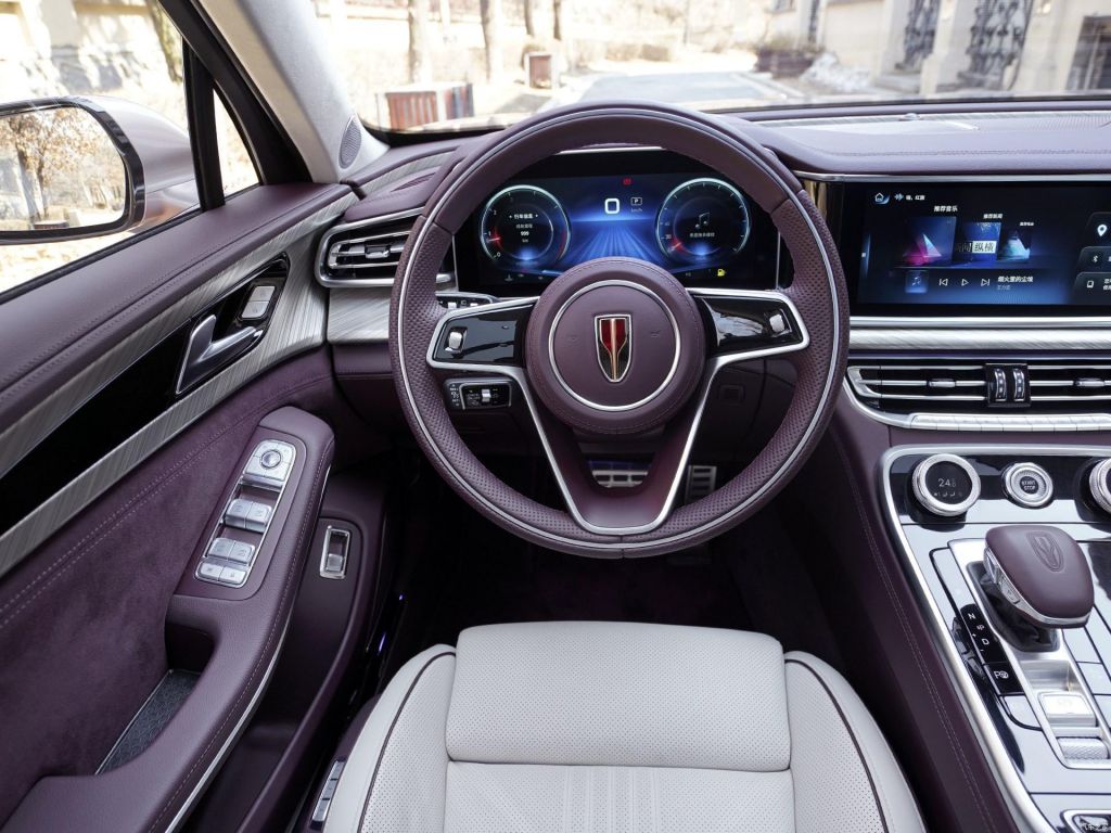 Vị trí người lái trên xe Hongqi H9