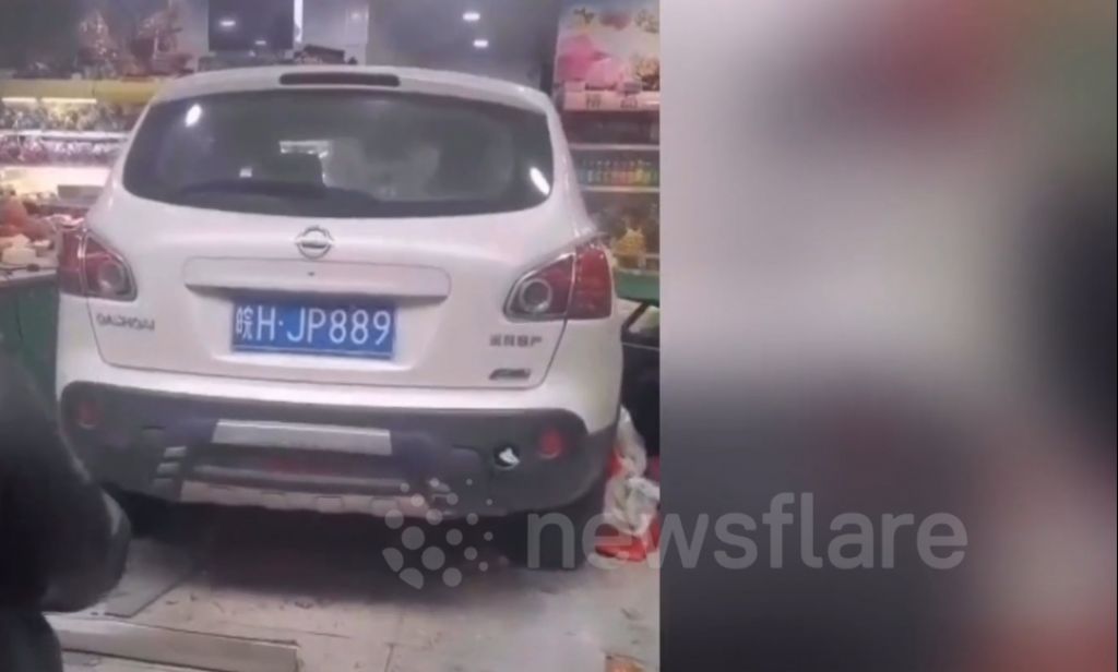 Nữ tài xế nhầm chân phanh với chân ga gây tai nạn