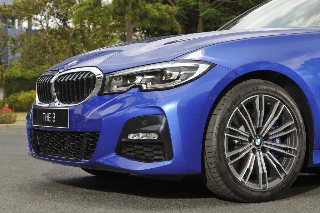 La zăng xe BMW 330i M-Sport