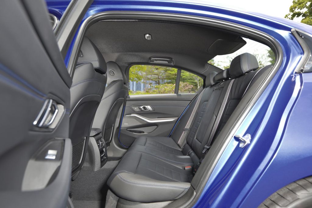 Hàng ghế sau của xe BMW 330i M Sport