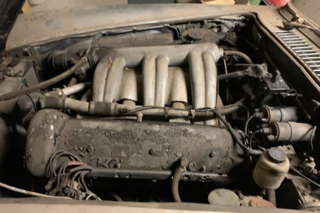 Động cơ tàn tạ của xe Mercedes-Benz 300 SL Roadster bị bỏ xó suốt 40 năm