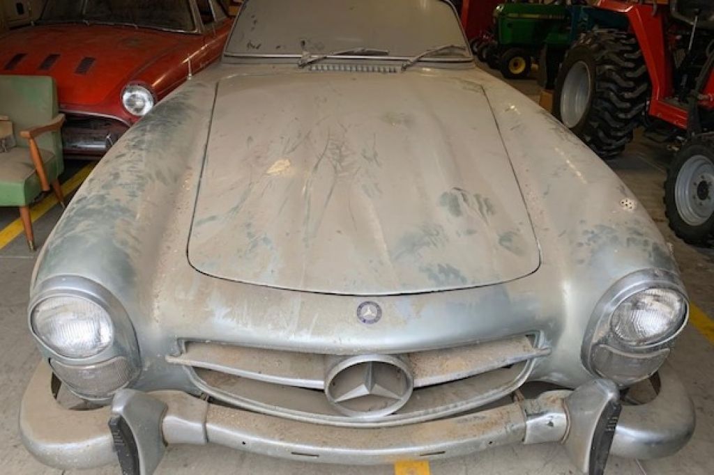 Xe Mercedes-Benz 300 SL Roadster phủ bụi 40 năm