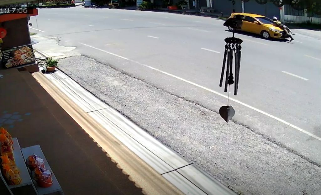 Tài xế xe Mitsubishi hất cảnh sát lên nắp ca-pô phóng đi 2 km