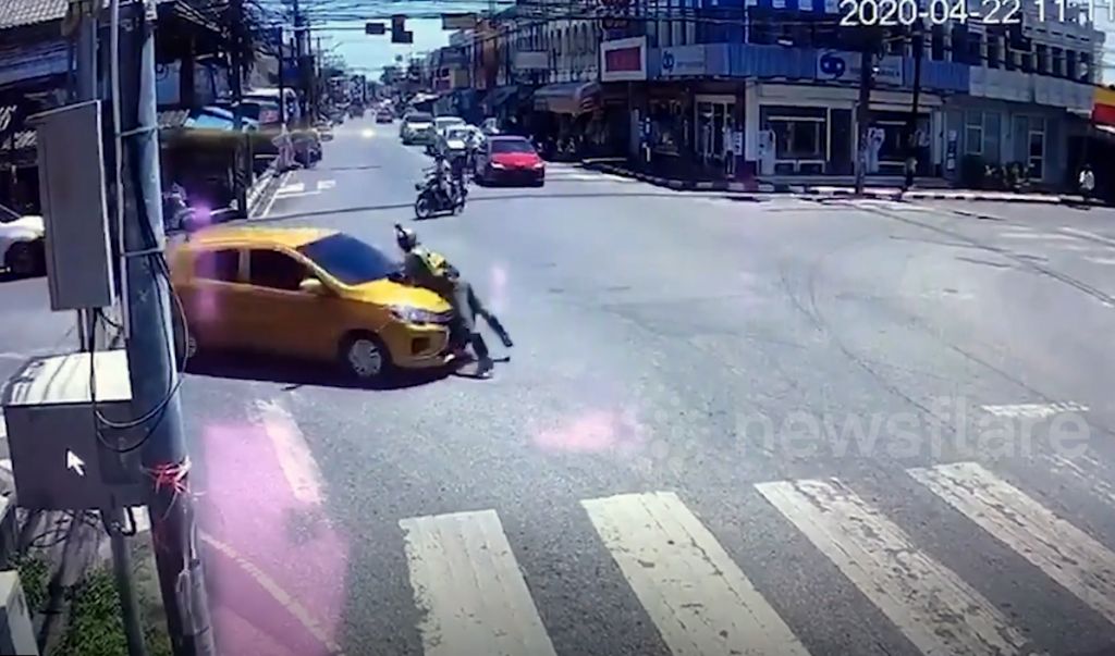 Cảnh sát Thái Lan bị tài xế vi phạm hất lên nắp ca-pô