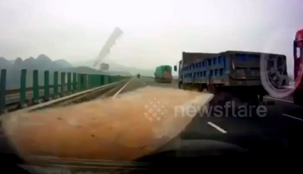 Khoảnh khắc ván bay đâm vào kính chắn gió