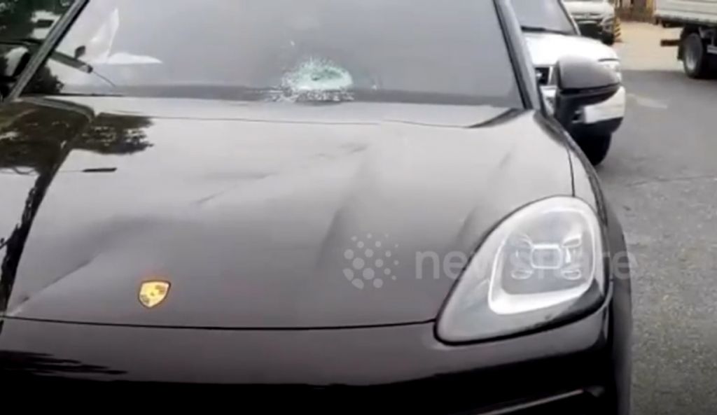 Lỗ thủng trên kính chắn gió xe Porsche 