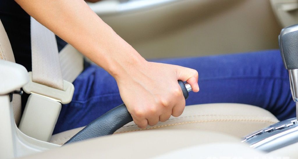 Quên hạ hoặc hạ chưa hết phanh tay