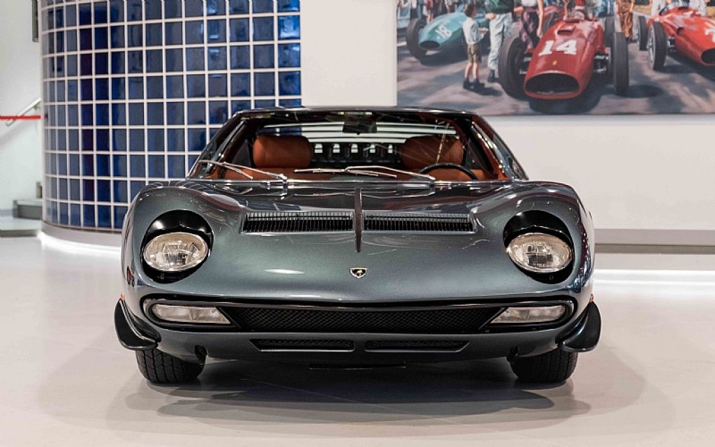 Lamborghini Miura SV danh giá vì từng thuộc sở hữu của Hoàng gia Ả Rập Xê-út được trang bị bổ sung cản trước với 2 cánh gió khí động học