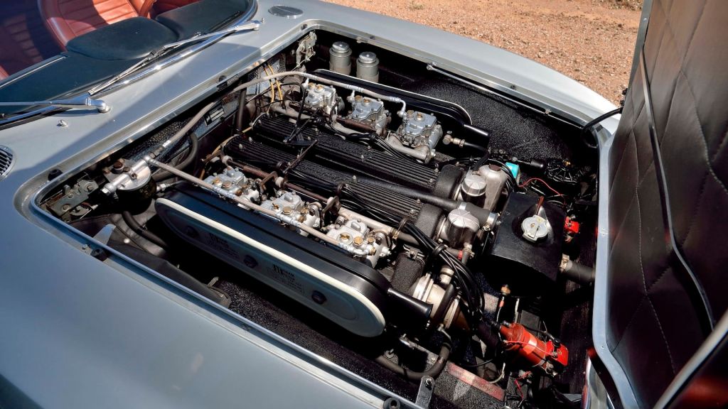 Động cơ V12 4.0L sử dụng chế hòa khí đôi Weber