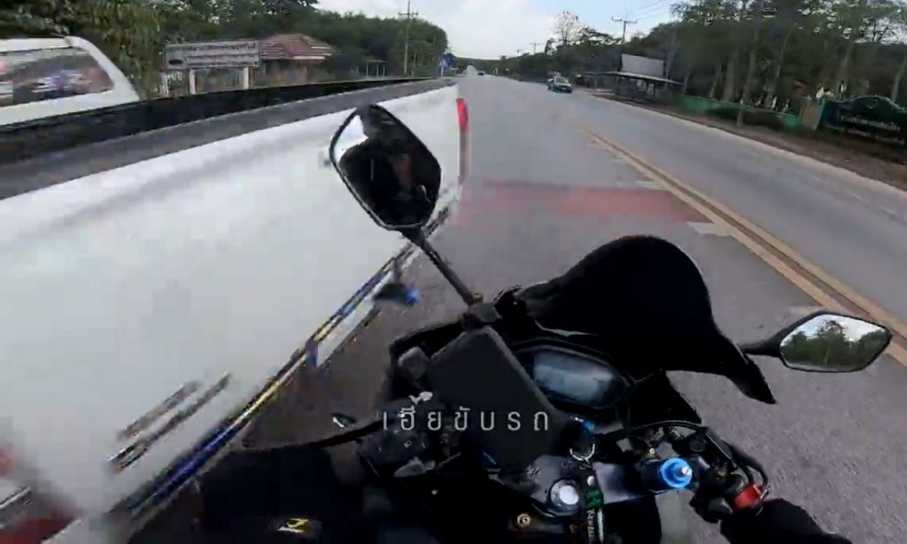 Khoảnh khắc thoát tử thần trong gang tấc của biker