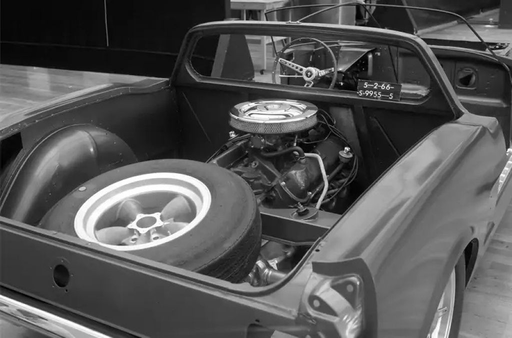Chiếc Ford Mustang bí ẩn với động cơ đặt giữa