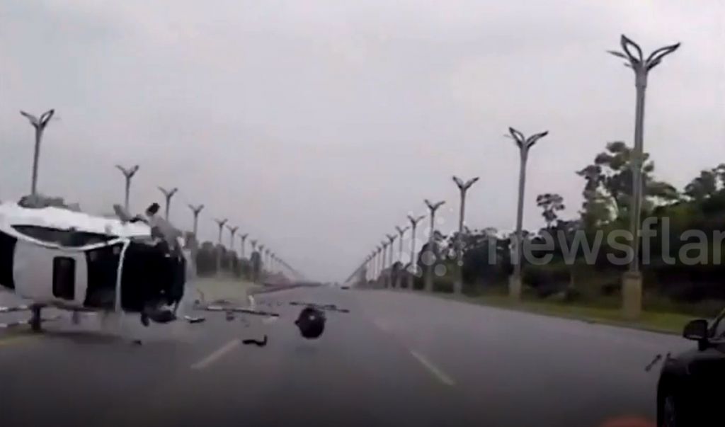 Khoảnh khắc chiếc ô tô lao dải phân cách lộn nhiều vòng