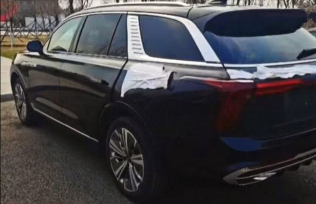 Thiết kế trụ C và đuôi xe Hongqi 115