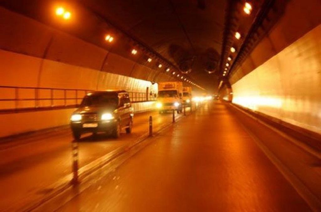 Bật đèn chiếu gần trong hầm đường bộ