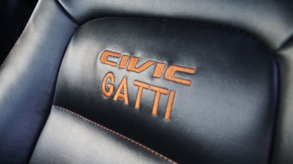 Ghế bọc da với hình thêu “Civic Gatti”