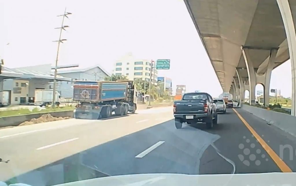 Chiếc xe tải sau đó đã phải dừng lại để gom bánh và gọi thợ lắp