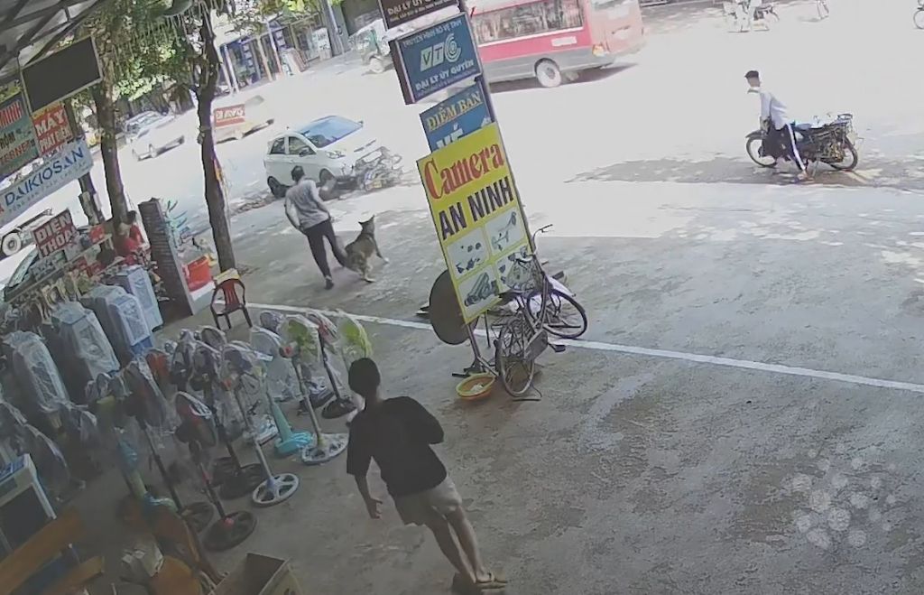 Những người dân chạy tới giúp đỡ người bị nạn