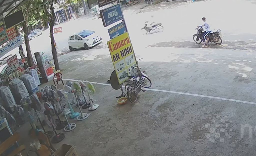 Khoảnh khắc trước khi người lái xe máy đâm trực diện vào ô tô đang đỗ