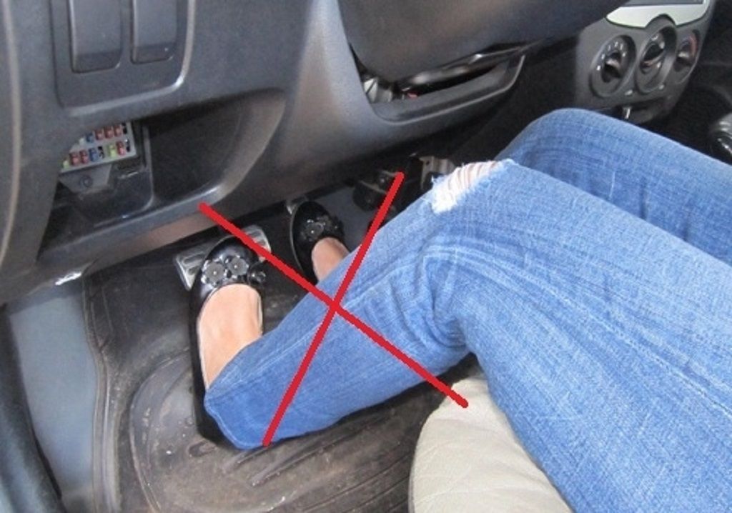 Dùng cả hai chân để điều khiển xe