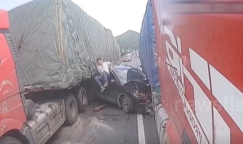 Tài xế sedan màu đen thoát khỏi chiếc xe bẹp dúm dó