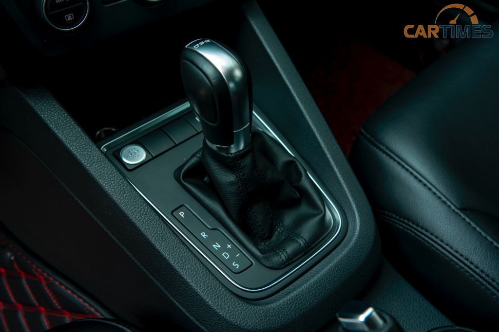 Khu vực cần số xe Volkswagen Jetta