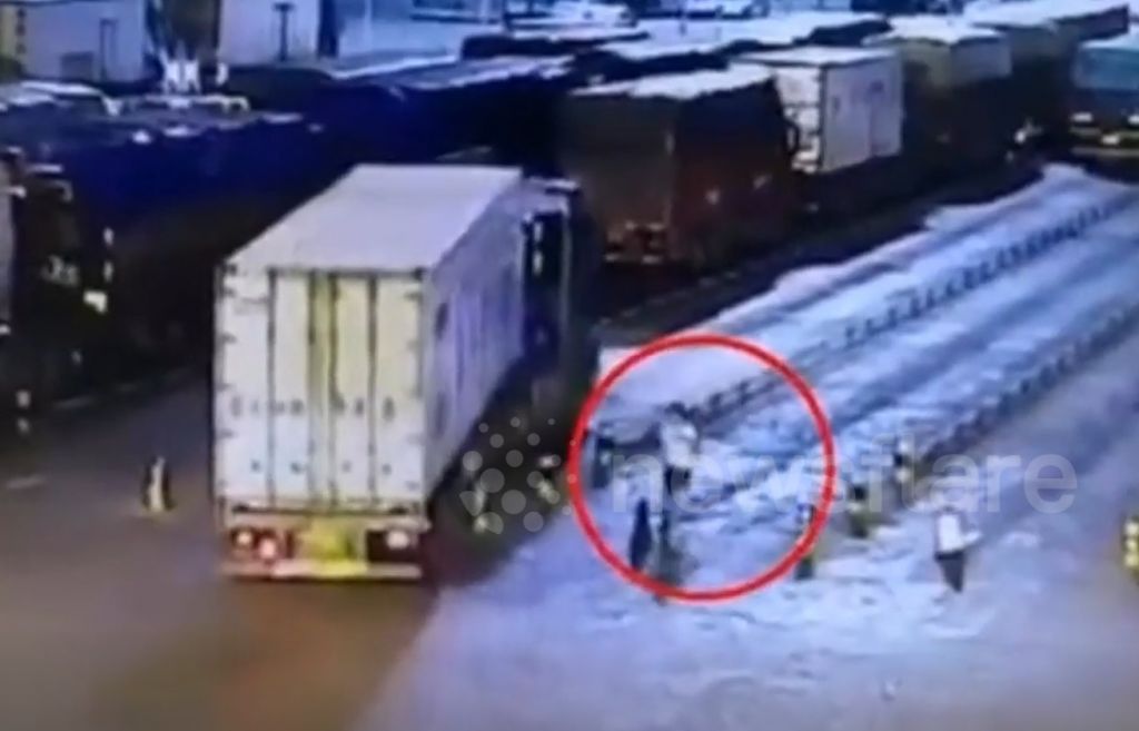 Khoảnh khắc trước khi chiếc lốp xe container phát nổ