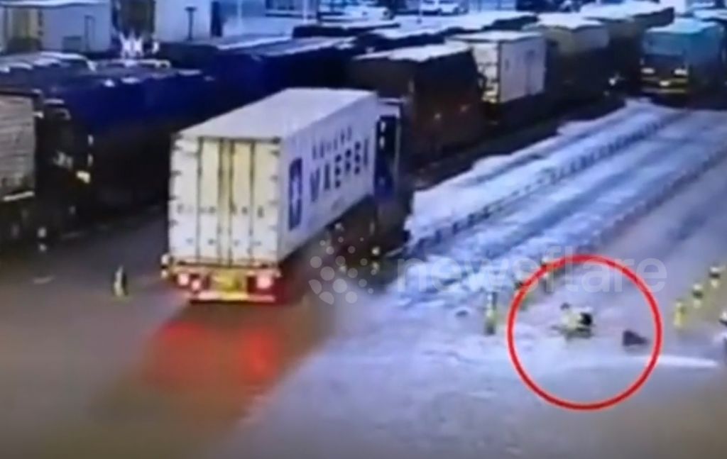 Người đàn ông bị thổi bay ngã lăn ra đất
