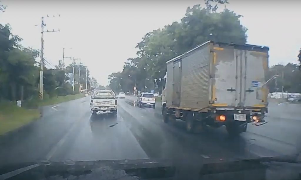 Khoảnh khắc trước thời điểm chiếc xe tải mất lái do đường trơn