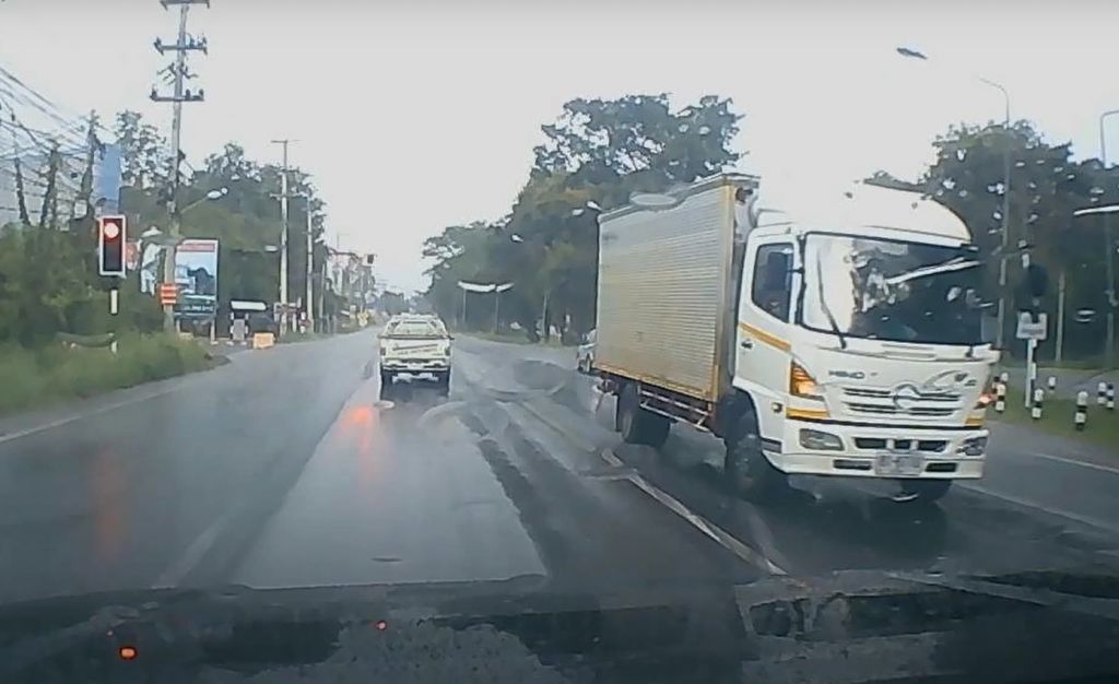 Xe tải drift 360 độ thoát tai nạn giao thông