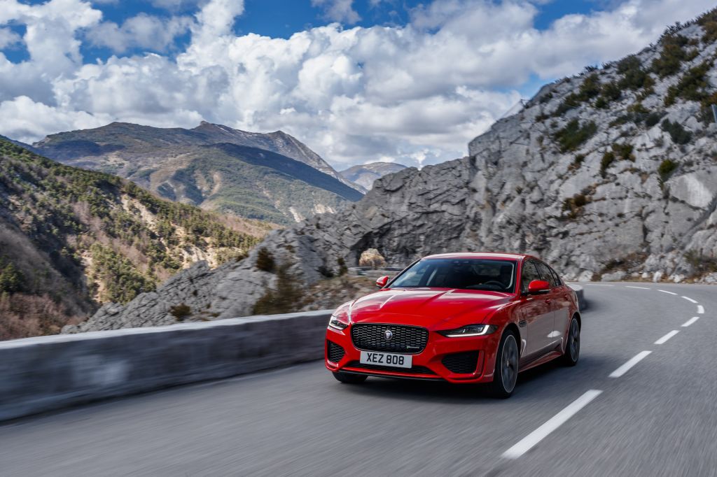 Jaguar XE có 2 tuỳ chọn động cơ