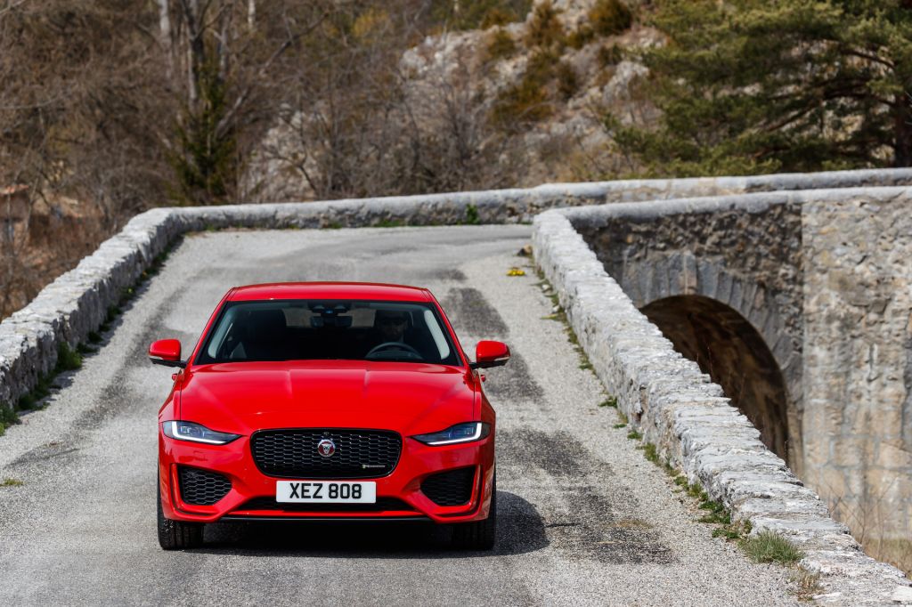 Đầu xe Jaguar XE