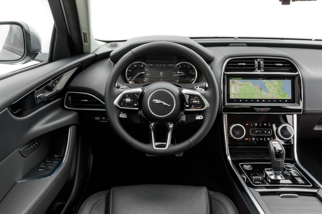 Khu vực người lái trên Jaguar XE