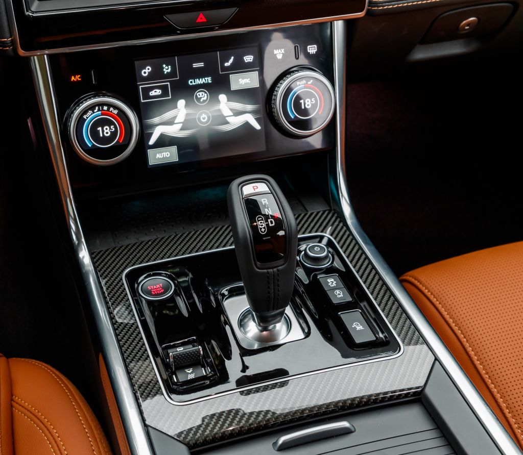 Khu vực cần số xe Jaguar XE