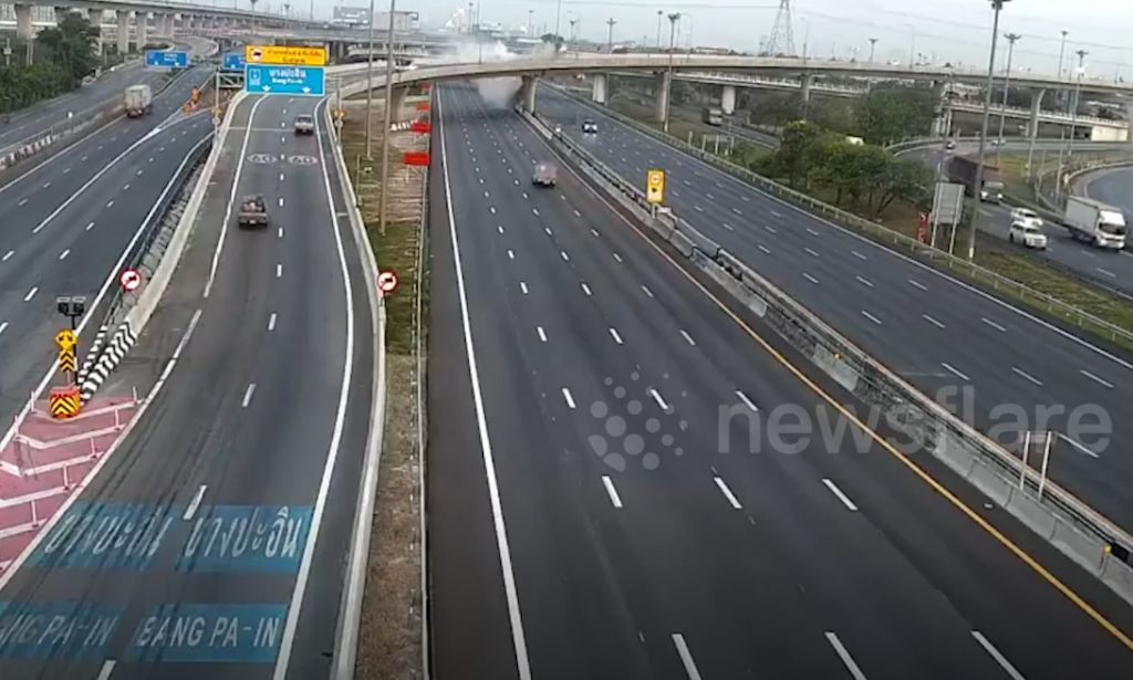 Khoảnh khắc xe rơi từ cầu vượt đường cao tốc