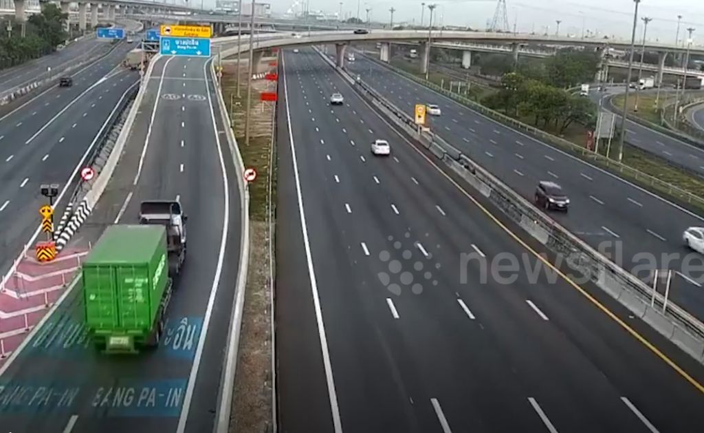 Thời điểm xe tải lên cầu vượt bất chấp biển cấm