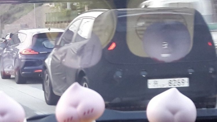 Mẫu MPV mới của Hyundai lần đầu tiên bị bắt gặp chạy thử, đối thủ của Ertiga